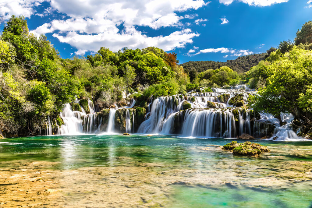 Πράσινη λίμνη με καταράκτες — πλήρες σχέδιο